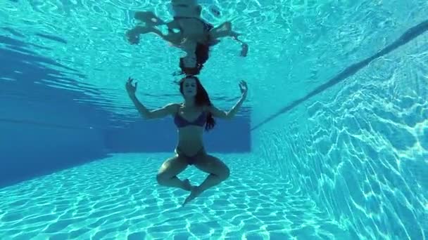 Mulher Bonita Usar Mergulho Maiô Profundidade Piscina Fazendo Meditação Prática — Vídeo de Stock