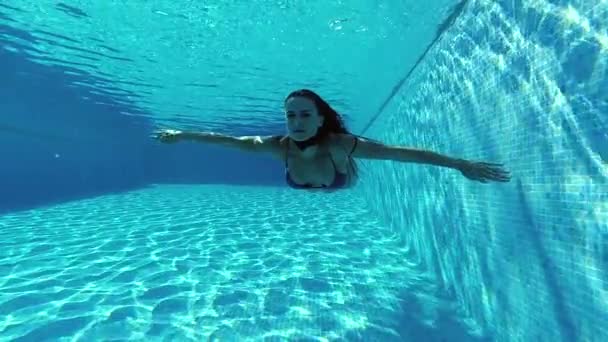 선수인 여자는 수영장에서 수영하는 비키니를 입는다 방식과 레크리에이션 — 비디오