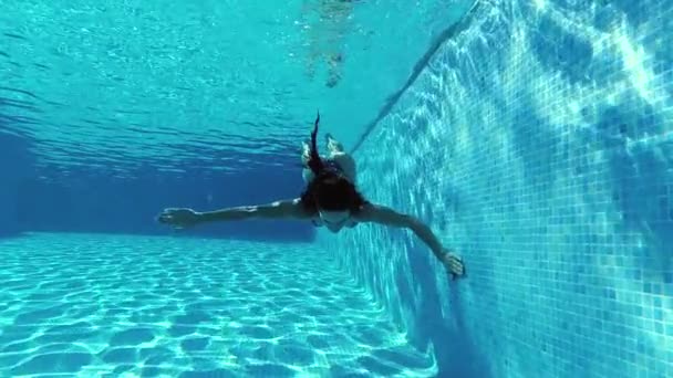 Zayıf Atletik Kadın Bikini Giyip Havuza Giriyor Sağlıklı Yaşam Tarzı — Stok video
