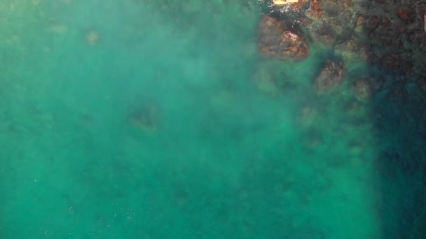 Glanzende Middellandse Zee Tijdens Zonnige Dag Luchtfoto Groen Turquoise Lagune — Stockvideo