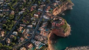 Hava manzaralı Palma de Majorca kıyısı, Adriano Limanı bölgesi, Akdeniz suları ve kıyı evleri. Palma de Mallorca. Balear Adaları. İspanya