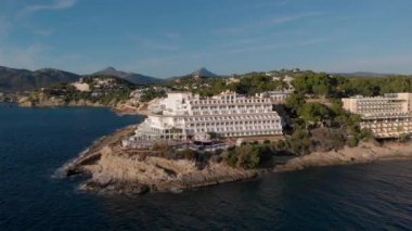Mayorka 'da Santa Ponsa kıyı kasabası havacılık manzaralı. En sakin Akdeniz manzarası, ılık yaz günlerinde deniz kenarındaki oteller. Balear Adaları, Mallorca. İspanya