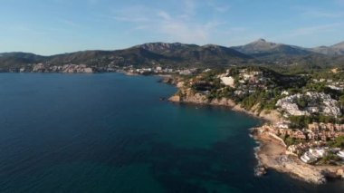 Mayorka 'da Santa Ponsa kıyı kasabası havacılık manzaralı. Sıcak yaz gününde Akdeniz 'in yukarısından görüntü. Balear Adaları, Mallorca. İspanya