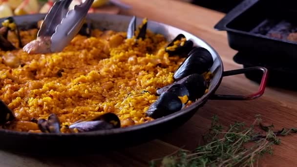 Powolny Film Wideo Zbliżenie Widok Paella Tradycyjnej Kuchni Hiszpańskiej Szef — Wideo stockowe