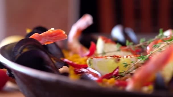 Vista Perto Grande Panela Rasa Pronta Para Comer Paella Frutos — Vídeo de Stock