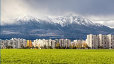 Karla kaplı High Tatras yakınlarında bir mahalle. Poprad, Slovakya