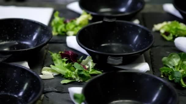 레스토랑비어 조리대 과정의 샐러드 잎으로 보드의 그릇이 슬라이더 카메라 — 비디오