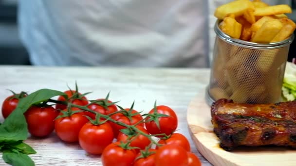 Mesa Cozinha Servido Prato Restaurante Prato Principal Costelas Reposição Frescos — Vídeo de Stock