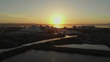 Torrevieja 'daki Las Salinas' ın hava manzaralı tuz gölü, tuz üretimi endüstrisi konsepti. Costa Blanca, Alicante vilayeti. İspanya