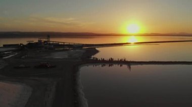 Torrevieja 'daki Las Salinas' ın hava manzaralı tuz gölü, tuz üretimi endüstrisi konsepti. Costa Blanca, Alicante vilayeti. İspanya