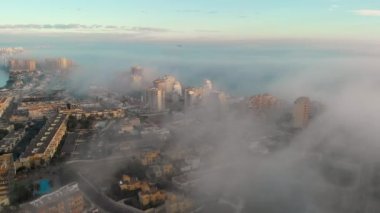 Hava aracı bakış açısı La Manga del Mar Menor şehir manzarası ve gün doğumunda Akdeniz, bulutlu sisli gökyüzü, pitoresk manzara. Seyahat, güzel yerler konsepti. Murcia, İspanya