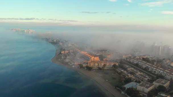 在日出的时候 空中无人驾驶飞机可以看到La Manga Del Mar Menor城的风景和地中海的风景 多云的雾天 风景如画的风景 美丽的地方概念 西班牙穆尔西亚 — 图库视频影像