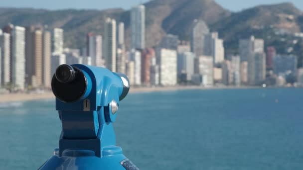 Mavi Teleskop Kule Optik Para Benidorm Turistik Şehrinde Dürbün Kullanıyordu — Stok video