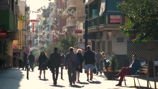 ベニドーム スペイン 2020年12月24日 多くの歩行者観光客がアリカンテ県クリスマス イブにベニドームの観光都市の通りに沿って散歩します 旅行先 観光コンセプト — ストック動画