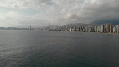 Deniz kenarı Benidorm kıyı şeridi, yüksek binalar modern konutlar ve ofis gökdelenleri, bulutlu bir günde, güneşli bir günde. Alicante ili, Costa Blanca, İspanya
