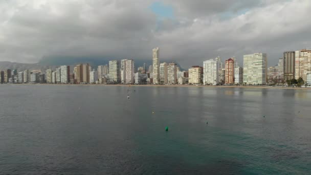 Vzdálený Výhled Moře Pobřeží Benidormu Vysoké Budovy Moderní Architektonické Kancelářské — Stock video