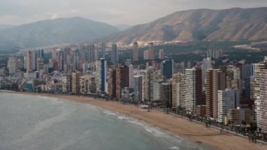Benidorm kumlu plajı, yukarıdan manzara. İspanyol popüler turistik mekan görüşü. Modern gökdelenler, Akdeniz Deniz Burnu. Alicante ili, Costa Blanca, İspanya