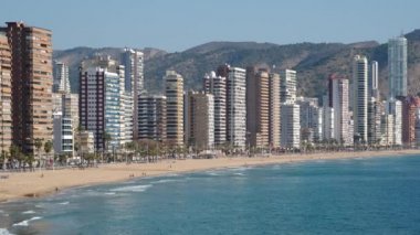 Benidorm kumlu kumsal manzaralı. İspanya 'nın ünlü turistik tatil beldesi. Modern gökdelenler, Akdeniz. Alicante ili, Costa Blanca, İspanya