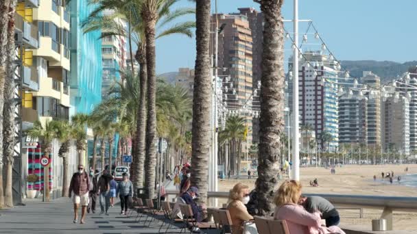 Benidorm Espanha Dezembro 2020 Pessoas Passeando Longo Passeio Marítimo Cidade — Vídeo de Stock