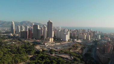 Benidorm silueti. İspanyol turistik şehrinin hava aracı bakış açısıyla güneşli kış günlerinde mavi berrak gökyüzü arka planına karşı. Alicante ili, Costa Blanca, İspanya