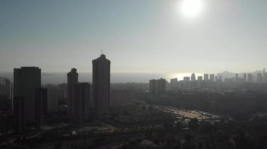 Güneşli kış gününde Benidorm şehrinin insansız hava aracı bakış açısı. Uzun, modern konut ve ofis binası dış tarafı, Akdeniz Deniz Burnu. Alicante vilayeti. Costa Blanca 'da. İspanya