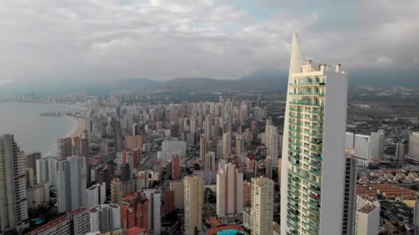 Dron Pohled Shora Španělsky Benidorm Město Střechy Oblačného Počasí Moderní — Stock video