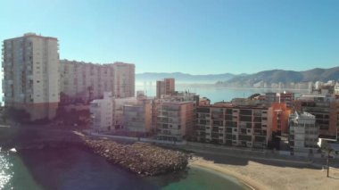 İnsansız hava aracı Cullera şehrinin dış yüzeyi güneşli kış günlerinde mavi gökyüzüne karşı olan yerleşim binaları. Seyahat yerleri, turist beldeleri. Valencia Eyaleti, İspanya