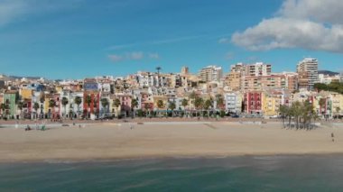 Hava aracının panoramik manzaralı kıyı şeridi ve La Vila Joiosa Villajoyosa turistik tatil köyü manzaralı tepeden kumlu sahil ve Akdeniz manzaralı. Alicante ili, Costa Blanca, İspanya