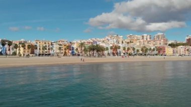Hava aracının panoramik manzaralı kıyı şeridi ve La Vila Joiosa Villajoyosa turistik tatil köyü manzaralı tepeden kumlu sahil ve Akdeniz manzaralı. Alicante ili, Costa Blanca, İspanya