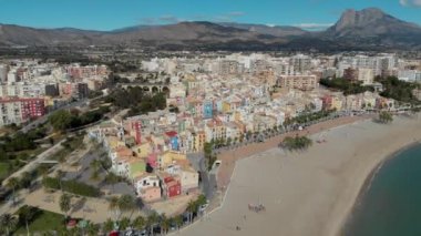 Hava aracının panoramik manzaralı kıyı şeridi ve La Vila Joiosa Villajoyosa turistik tatil köyü manzaralı tepeden kumlu sahil ve Akdeniz manzaralı. Alicante ili, Costa Blanca, İspanya