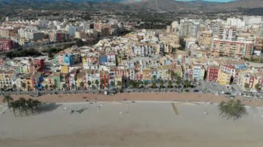 Hava aracının panoramik manzaralı kıyı şeridi ve La Vila Joiosa Villajoyosa turistik tatil köyü manzaralı tepeden kumlu sahil ve Akdeniz manzaralı. Alicante ili, Costa Blanca, İspanya