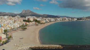 Hava aracının panoramik manzaralı kıyı şeridi ve La Vila Joiosa Villajoyosa turistik tatil köyü manzaralı tepeden kumlu sahil ve Akdeniz manzaralı. Alicante ili, Costa Blanca, İspanya