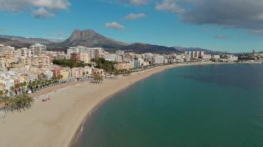 Hava aracının panoramik manzaralı kıyı şeridi ve La Vila Joiosa Villajoyosa turistik tatil köyü manzaralı tepeden kumlu sahil ve Akdeniz manzaralı. Alicante ili, Costa Blanca, İspanya