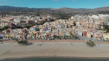 Hava aracının panoramik manzaralı kıyı şeridi ve La Vila Joiosa Villajoyosa turistik tatil köyü manzaralı tepeden kumlu sahil ve Akdeniz manzaralı. Alicante ili, Costa Blanca, İspanya