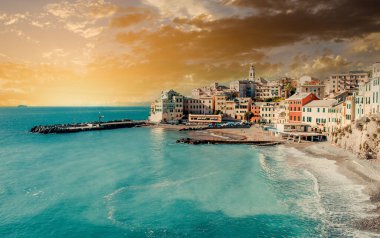 Gün batımında Bogliasco manzaralı antik İtalyan balıkçılığı. Eski mimari ve sakin Akdeniz Deniz Burnu manzarası. İtalya, Ceneviz, Avrupa. Seyahat ve turizm kavramı