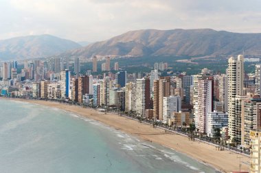 Benidorm hava manzaralı şehir manzarası, kumlu kıyı şeridi, güneşli kış günlerinde modern gökdelenlerin manzarası. Alicante ili, Costa Blanca, İspanya