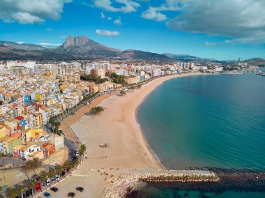 Hava aracının panoramik manzaralı kıyı şeridi ve La Vila Joiosa Villajoyosa turistik tatil köyü manzaralı tepeden kumlu sahil ve Akdeniz manzaralı. Alicante ili, Costa Blanca, İspanya