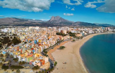 Hava aracının panoramik manzaralı kıyı şeridi ve La Vila Joiosa Villajoyosa turistik tatil köyü manzaralı tepeden kumlu sahil ve Akdeniz manzaralı. Alicante ili, Costa Blanca, İspanya