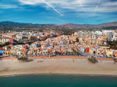 Hava aracının panoramik manzaralı kıyı şeridi ve La Vila Joiosa Villajoyosa turistik tatil köyü manzaralı tepeden kumlu sahil ve Akdeniz manzaralı. Alicante ili, Costa Blanca, İspanya