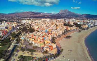Hava aracının panoramik manzaralı kıyı şeridi ve La Vila Joiosa Villajoyosa turistik tatil köyü manzaralı tepeden kumlu sahil ve Akdeniz manzaralı. Alicante ili, Costa Blanca, İspanya