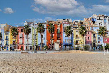 Güneşli kış bulutlu hava gününde La Vila Joiosa Villajoyosa kumsalında. Turistik popüler yerler, seyahat merkezleri ve turizm konsepti. Costa Blanca, Alicante ili, Spai