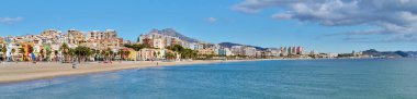 La Vila Joiosa Villajoyosa turistik tatil köyünün panoramik insansız hava aracı görüntüsü yatay görüntü, plaj ve Akdeniz manzarası, bulutlu gökyüzü. Alicante ili, Costa Blanca, İspanya