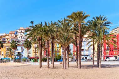 Güneşli kış gününde La Vila Joiosa Villajoyosa kumsalında. Turistik popüler yerler, seyahat merkezleri ve turizm konsepti. Costa Blanca, Alicante ili, Spai