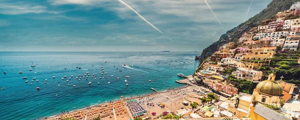 Úžasné Pobřeží Amalfi Pláží Slunečníky Kopcovitá Architektura Jasná Obloha Výhled — Stock fotografie
