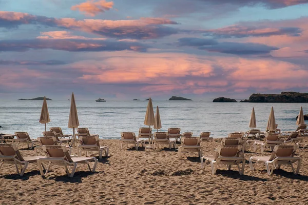Gefaltete Sonnenschirme Und Leere Liegestühle Sandstrand Von Ibiza Während Des — Stockfoto