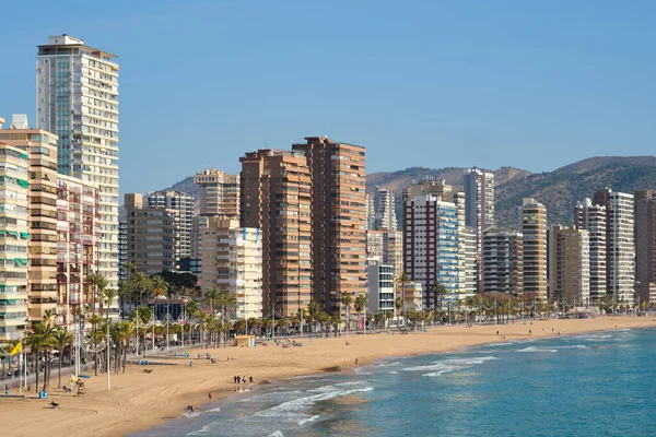 Wybrzeże Benidorm Panorama Miasta Nad Błękitnym Niebem Piaszczysty Widok Plażę — Zdjęcie stockowe