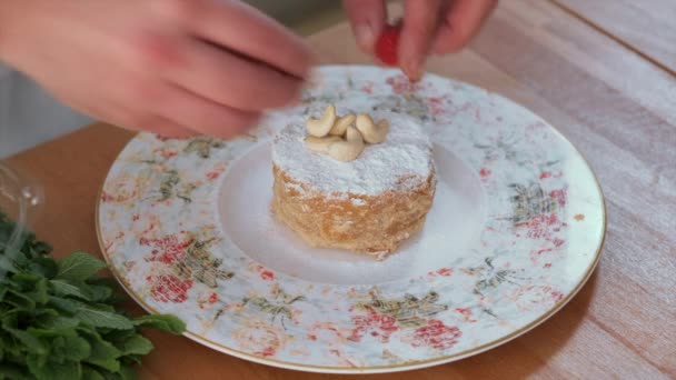 Tanınmayan Erkek Aşçı Elleri Ahududu Fındıklı Ballı Pasta Porsiyonuyla Dekore — Stok video