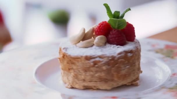 Ahududu Kaju Fıstığıyla Süslenmiş Lezzetli Ballı Pasta — Stok video