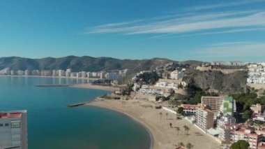 Güneşli kış gününde Cullera kasabasının hava aracı bakış açısı. Turistik açıdan ünlü bir yer. Alicante ili, Costa Blanca, İspanya
