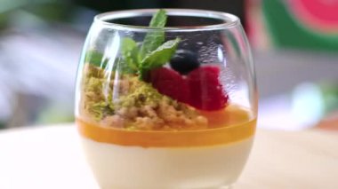 Kapalı kapılar ardında taze böğürtlen ve nane yaprağı ile süslenmiş peynirli kek, tatlı tatlı. Restoran yemekleri konsepti.